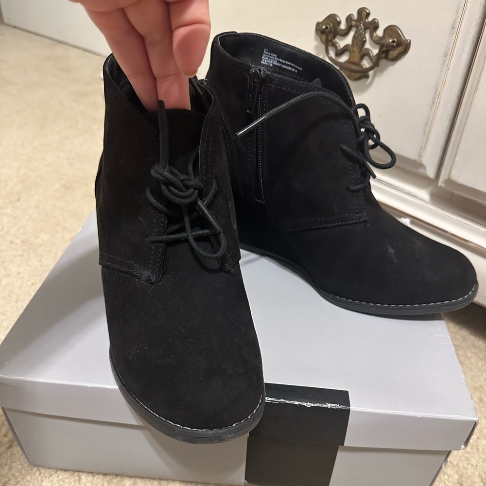 Universal Thread, black booties, size 8.5